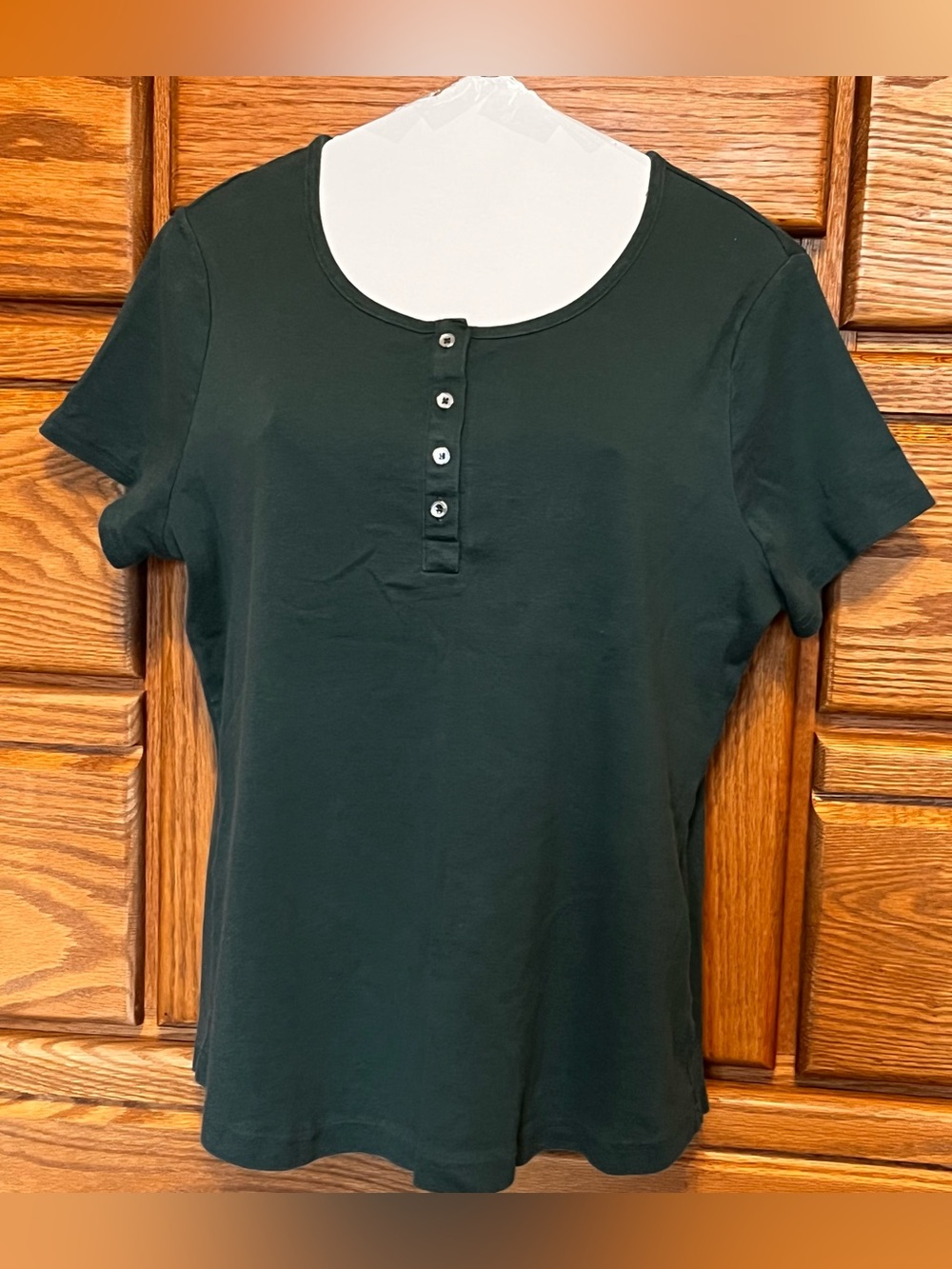 Croft & Barrow classic woman’s tee, green, decorative buttons, Sz.L